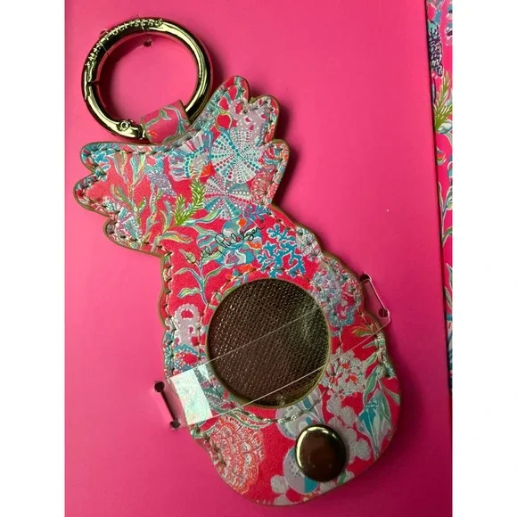 Lilly Pulitzer Shell Me Something Good Pineapple Apple AirTag GPS Tag Holder NEW - Picture 2 of 5